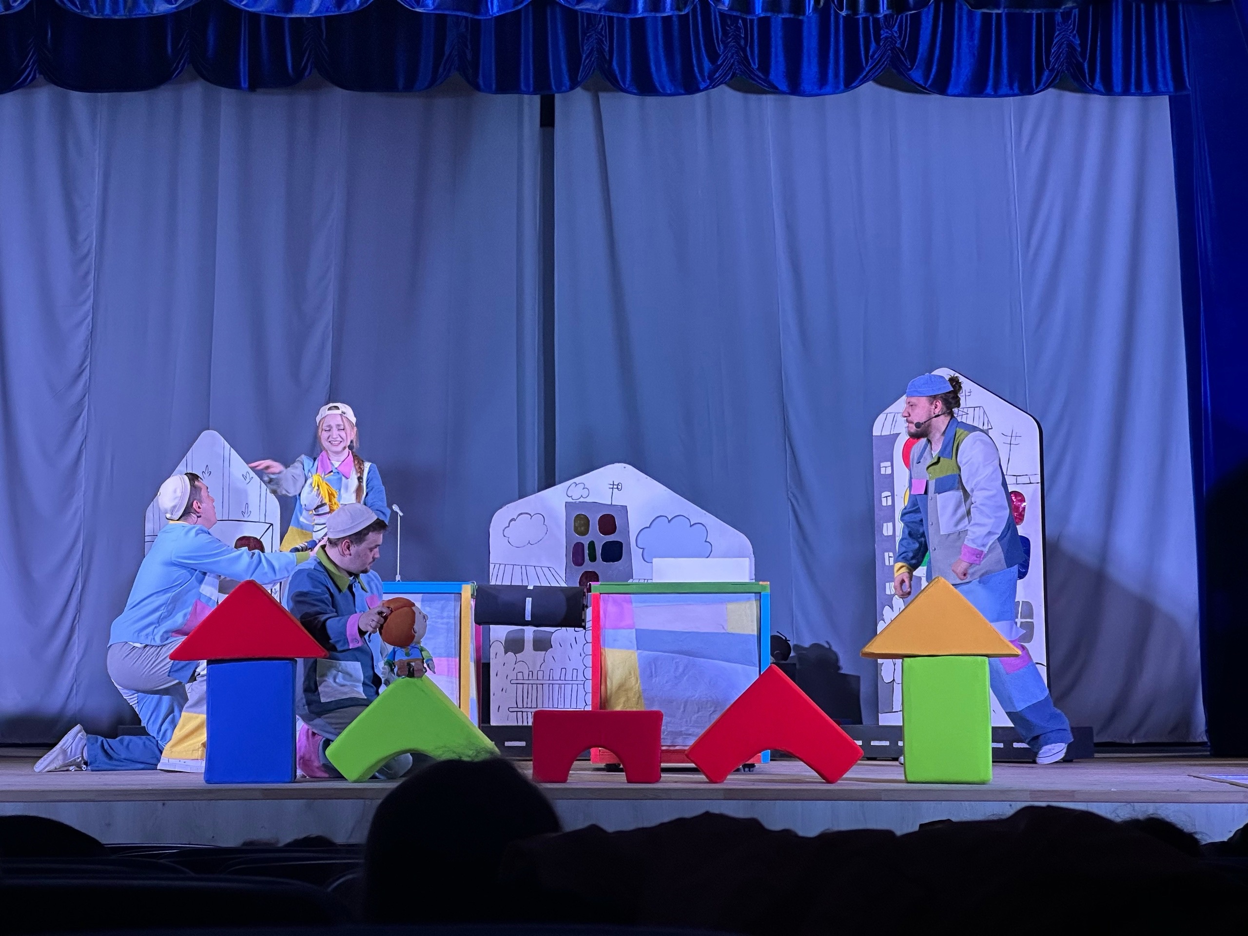 Сегодня ученики 1-2-х классов посетили Саратовский театр кукол «Теремок». Артисты приехали в наш ДК, чтобы показать нам театрализованное представление «Школа пешеходов»..