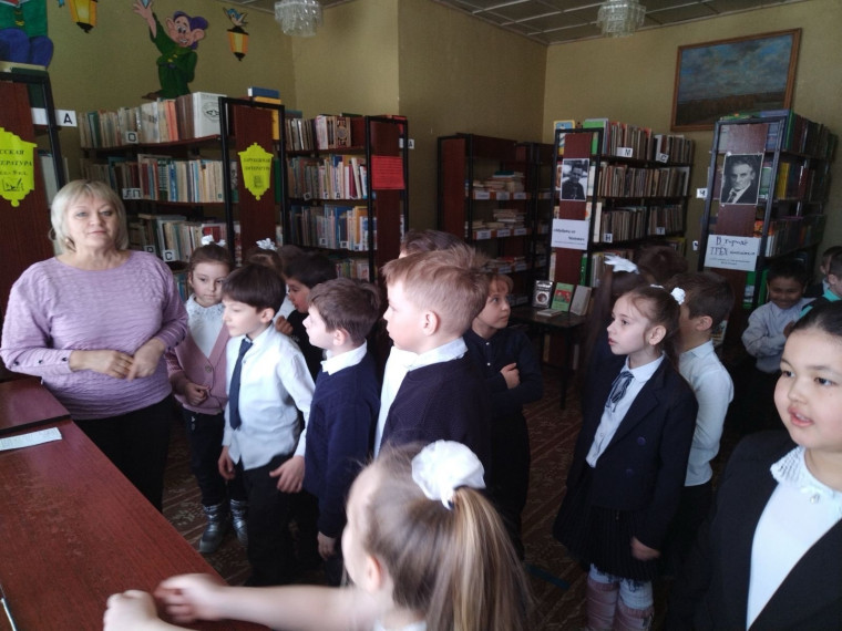 В рамках проведения предметной недели ученики 1 &quot;А&quot; класса вместе с учителем Шилкиной Е.Б. посетили детскую городскую библиотеку ..