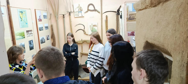 16 апреля 2024 года обучающиеся 9 «В» класса посетили краеведческий музей..